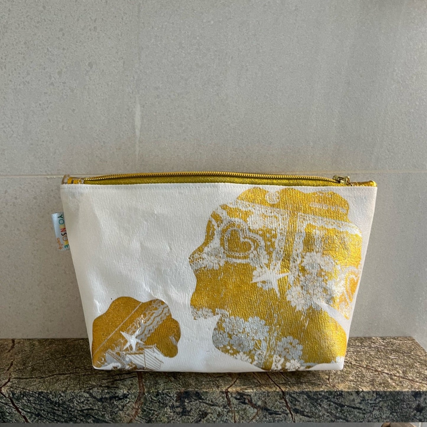 Trousse de toilette blanche et dorée en plastique recyclée